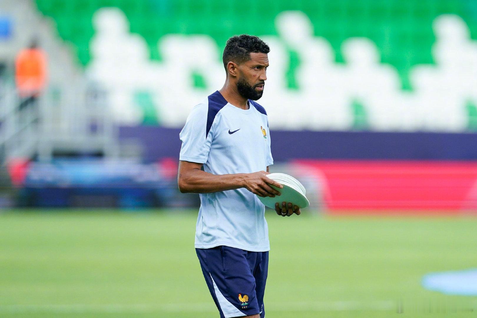 【官方】法丙的卡昂俱乐部宣布，40岁的克里希成为球队新主教练。克里希职业生涯效力