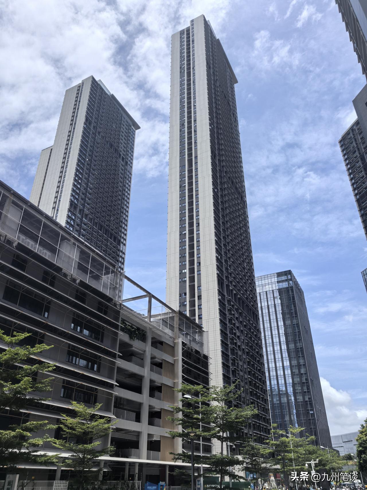 这么高的住宅楼，在全国都是少有的，估计能能排入全国住宅楼高度前50。

你们那里