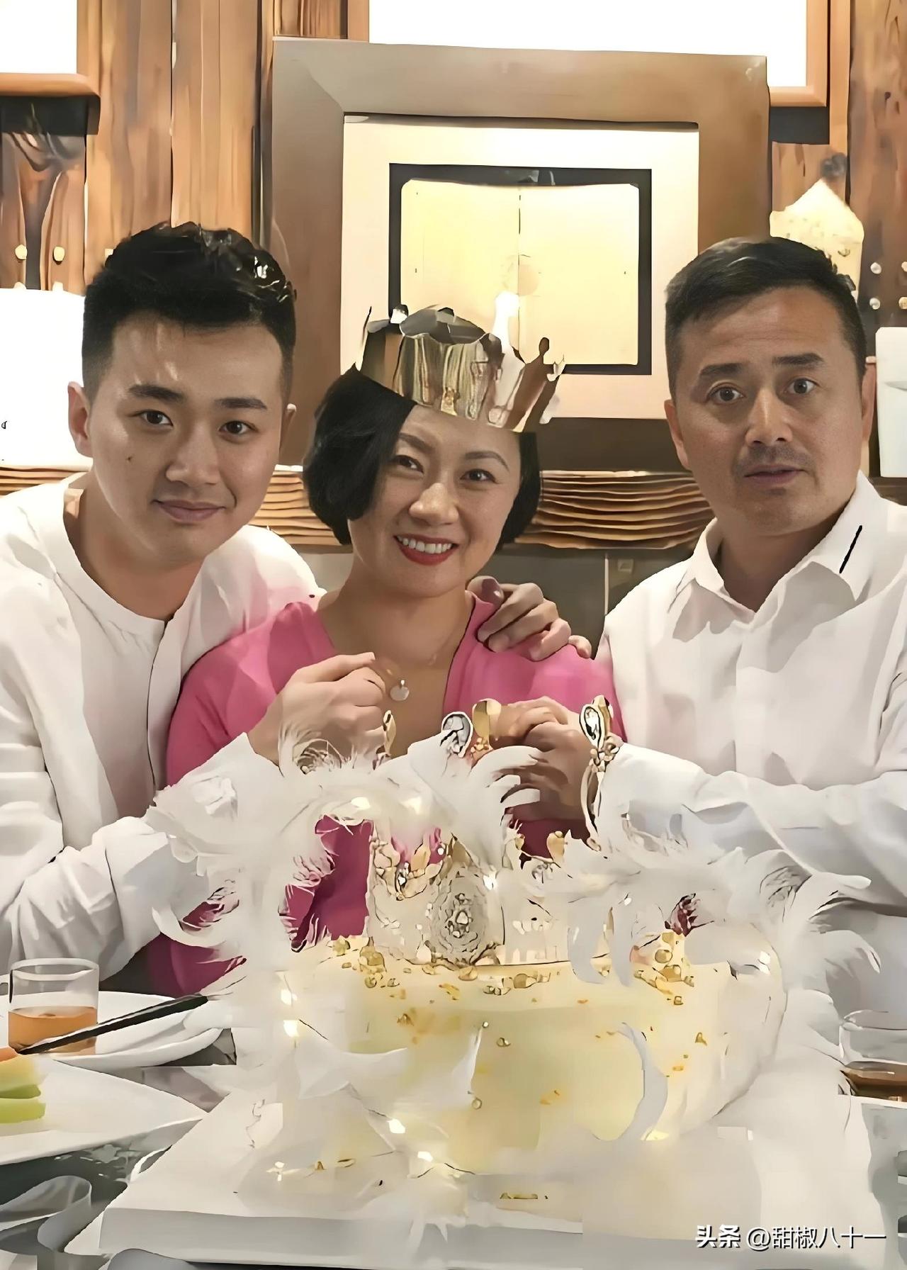 《乡爱》18大结局，

想想都已经拍了十八部了，

可还是没搞清剧中谁和谁是现实