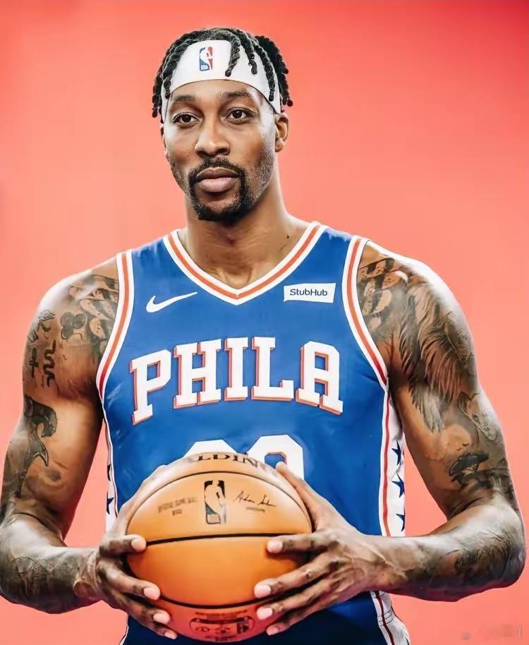 前NBA巨星霍华德真会“搞事情”！詹姆斯和76人签下2年800万合同后，霍华德马