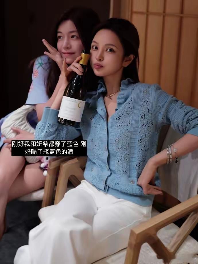8月16日，周扬青在个人社交平台分享了一组和演员陈妍希的小聚的合影。 