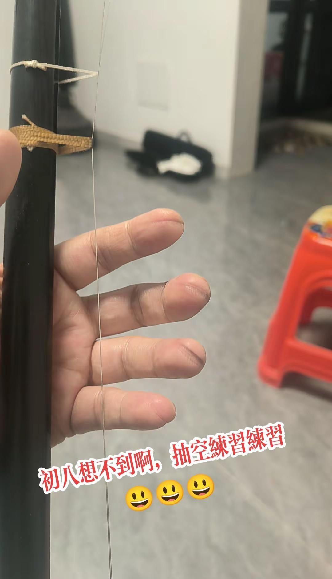 🎉初八开工第一天，摸鱼技能先拉满！🤣老板以为我在练弹指神通，其实在给网线做针