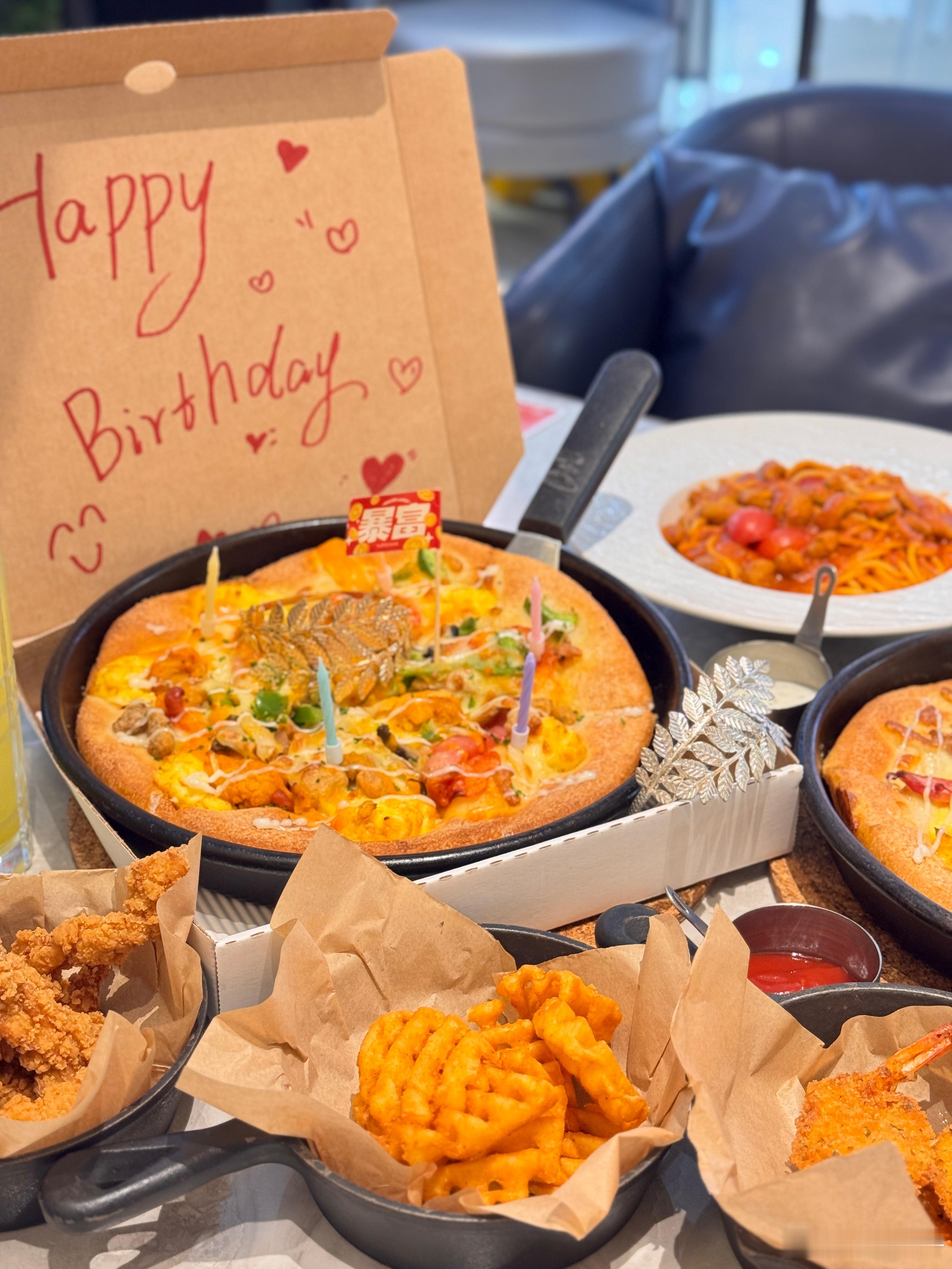 用披萨蛋糕打开我新的一岁 论玄学还要看年轻人❗️这不眼瞅着高考了吗？生日蛋糕也不