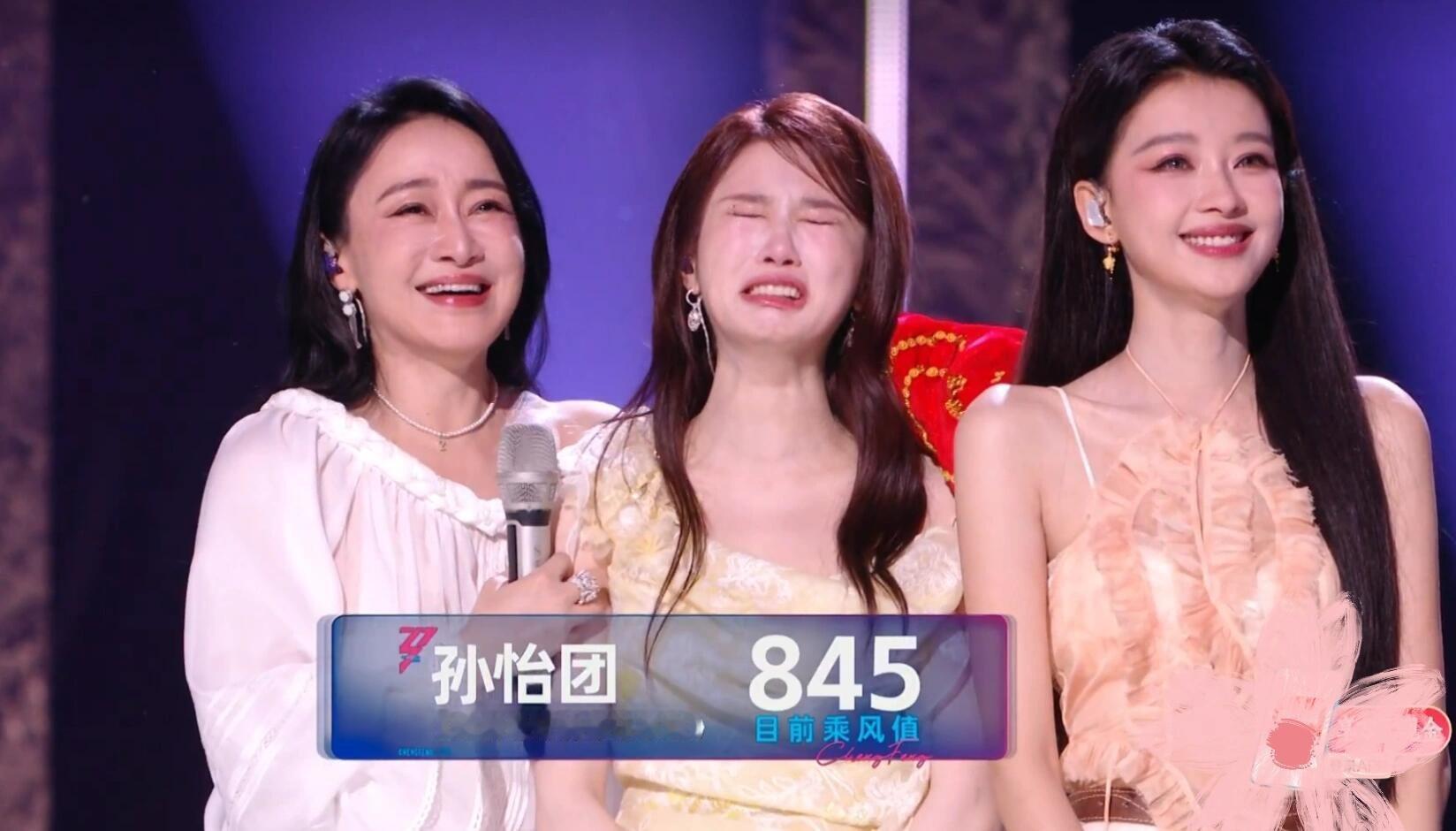 张慧雯哭成了何悯鸿 看到张慧雯哭这一幕实在绷不住了，浪姐一公最佳表情包诞生了！ 