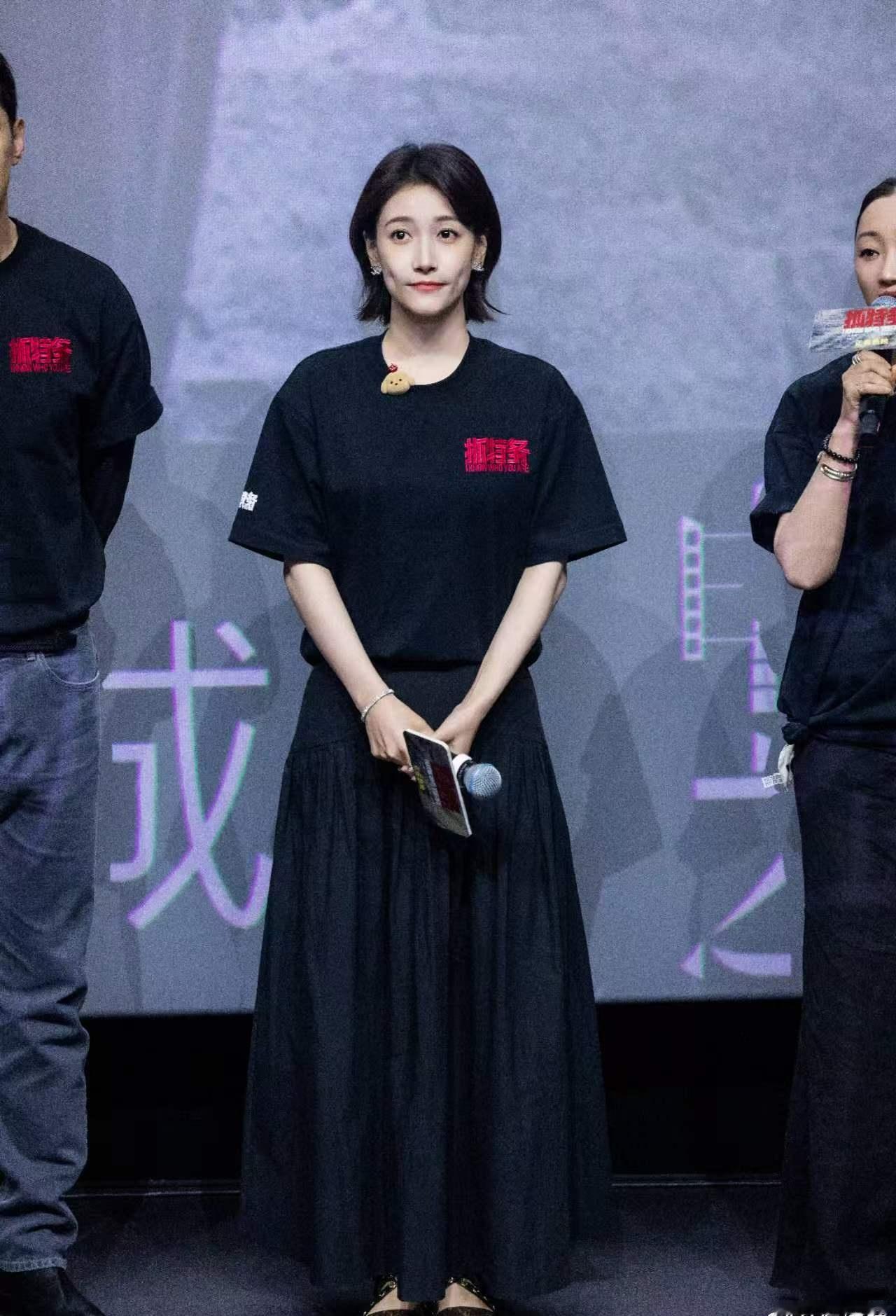 业内都夸赞啜妮此次表演掏心又出彩，抓特务里的角色承载厚重时代故事，她精准把控情绪