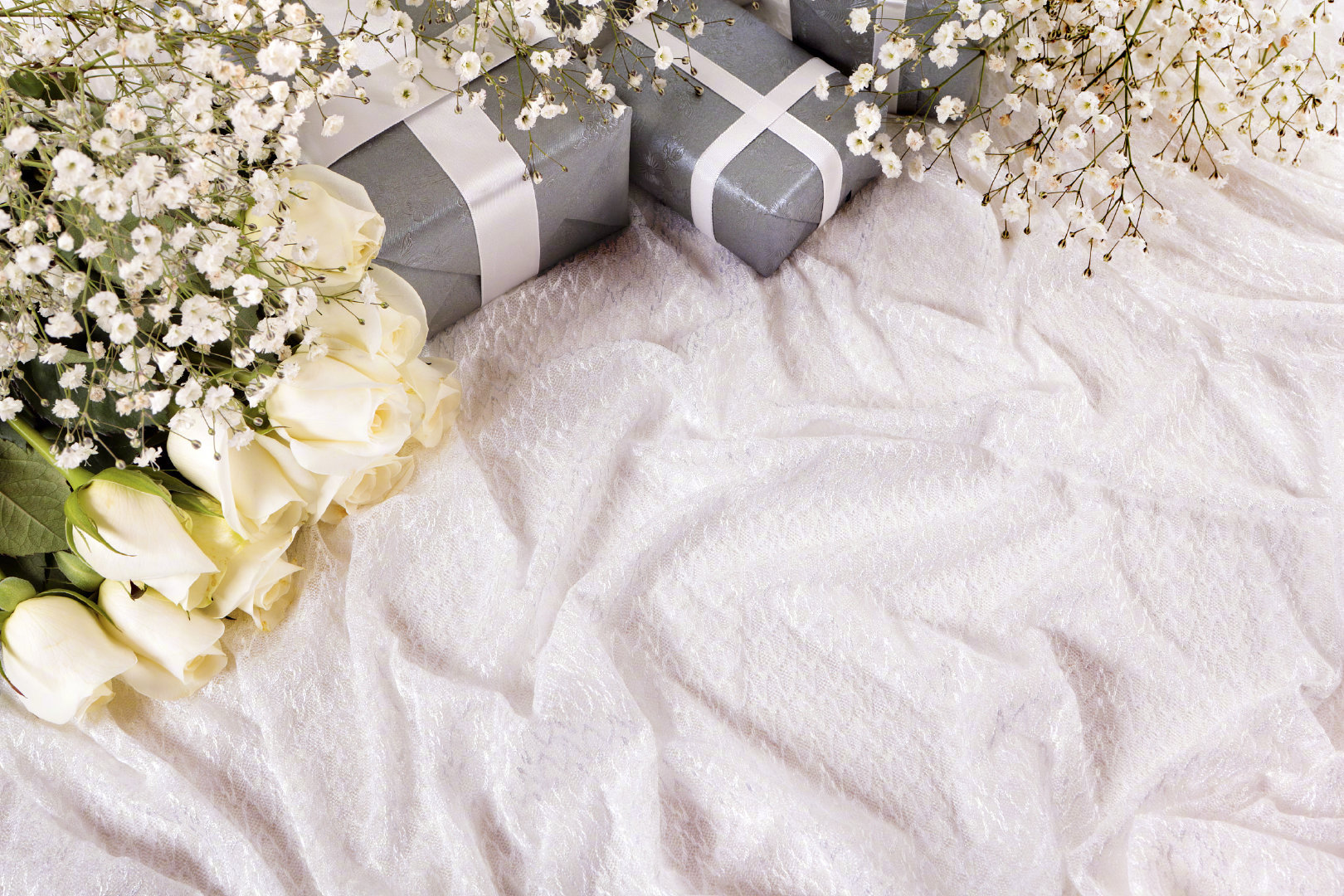 原来岁月并不是真的逝去，它只是从我们的眼前消失，却转过来躲在我们的心里，然后再慢