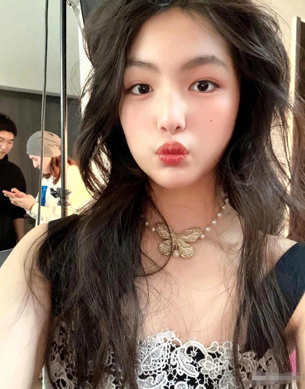 王诗龄也拍杂志了！拍摄现场粉花絮照曝光，照片中，王诗龄化着精致的妆容，穿着蕾丝花