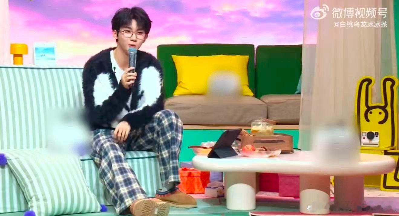 马嘉祺你真没把大家当外人从展示秋裤到提醒保暖，马嘉祺完成了一次最温暖的互动。这种