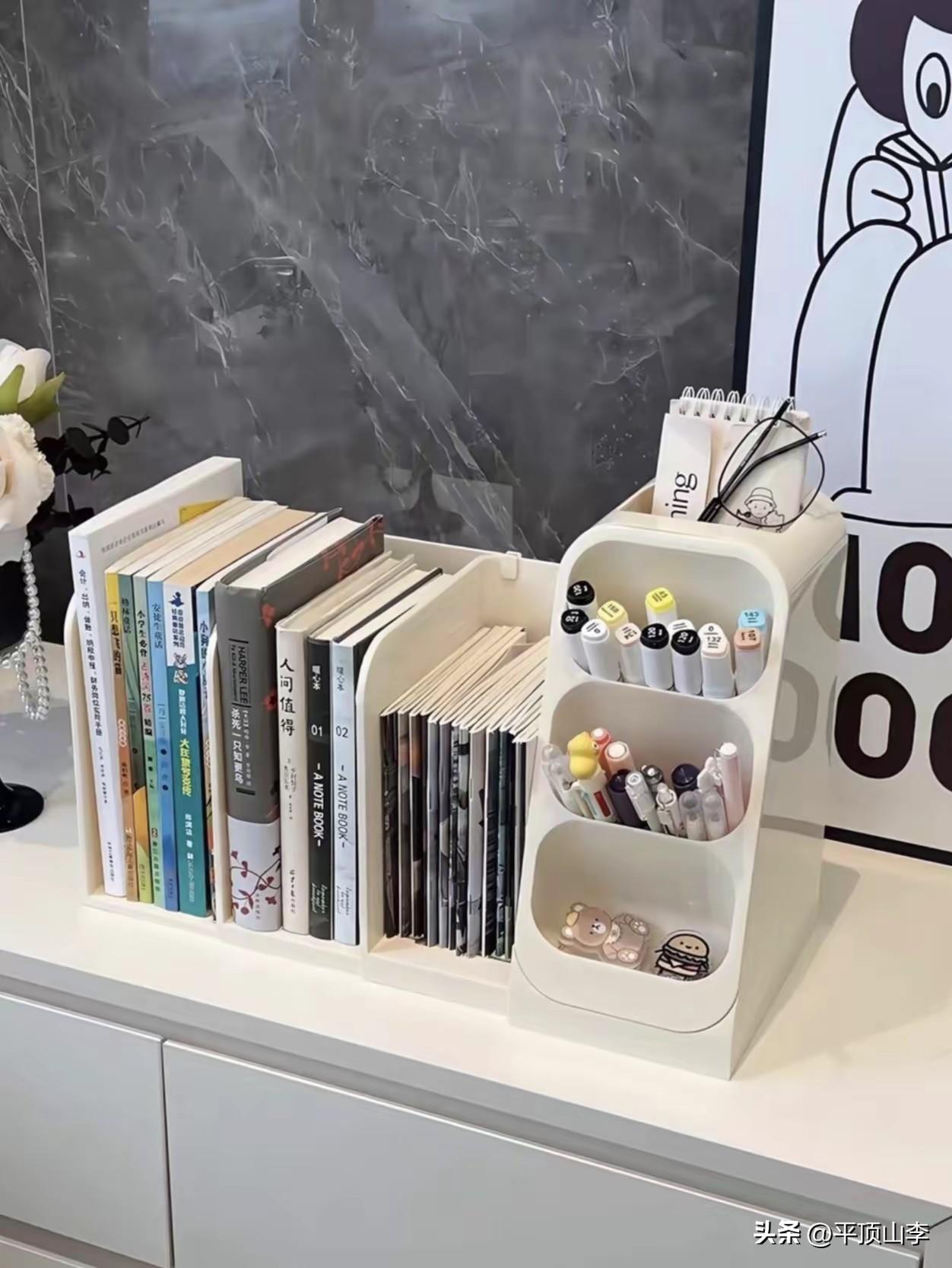 整理书桌，把“最近看的书”放在手边？真是精致得很。这动作本身就像一场微型话剧——