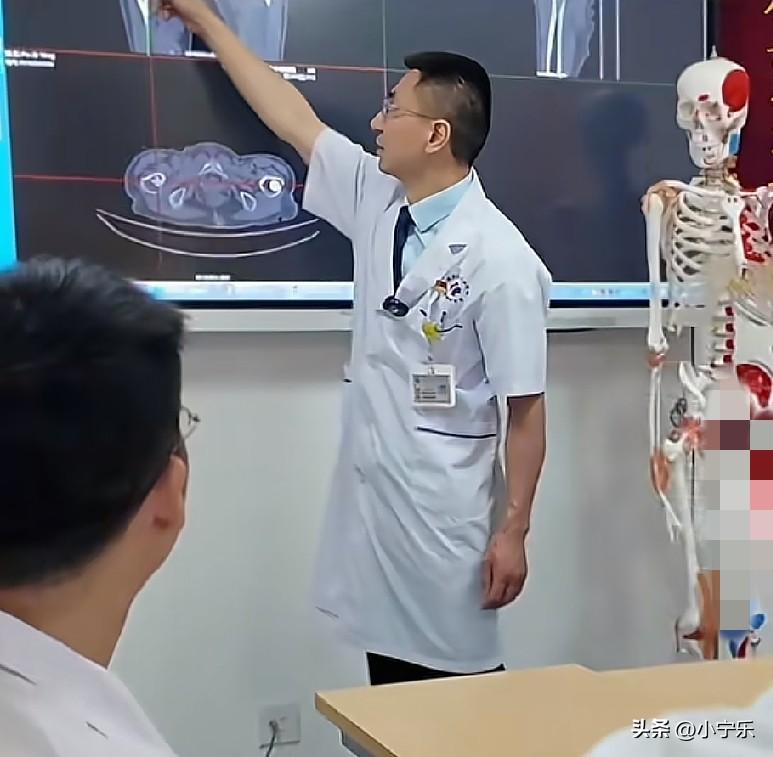 近日，105岁高龄老人在成都完成右侧人工股骨头置换手术，整台手术耗时不足1小时，