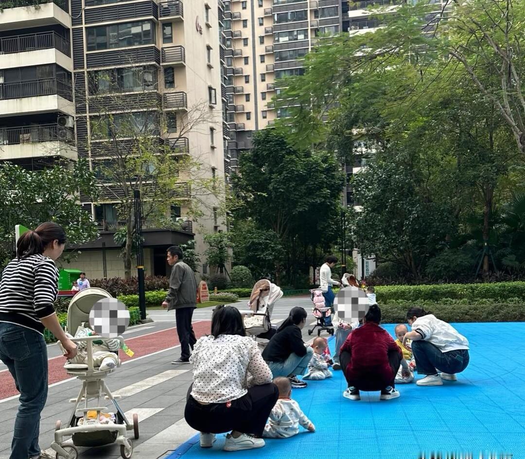 娃一上小学，老人就打包回老家，不是狠心，是终于“下班”了。
数据说超六成老人这