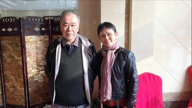 王近山将军的女儿王媛媛和大哥王少峰的留影。王近山将军与妻子韩岫岩共育9名子女，王
