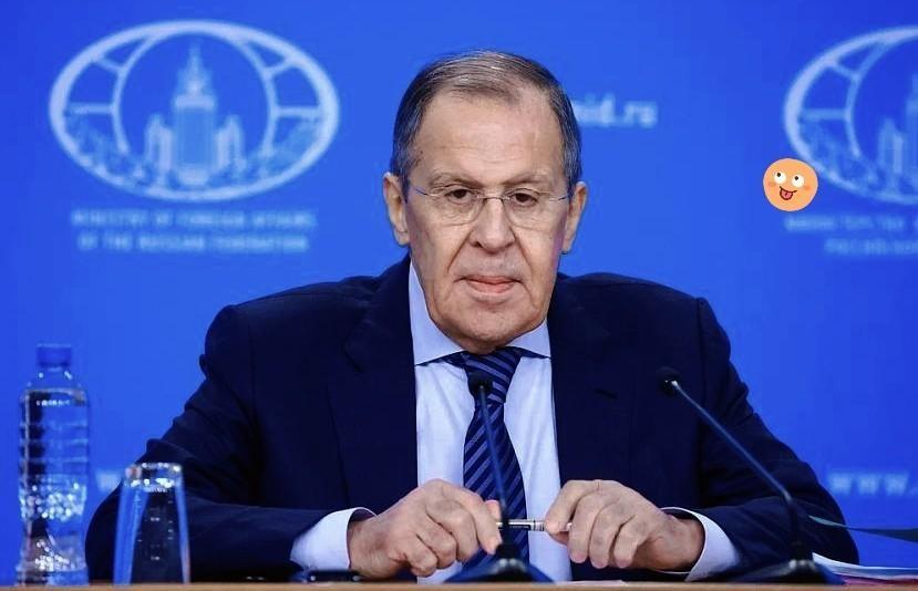 4月25日，莫斯科。干了整整20年外交部长的拉夫罗夫，对着全球镜头，亲手撕掉了最