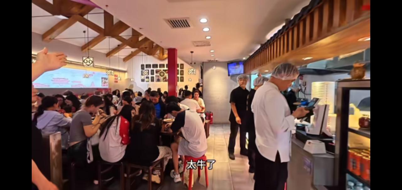 黄仁勋这一趟北京之行，可把方砖厂69号炸酱面店带火了。5月15日他在那吃了碗38