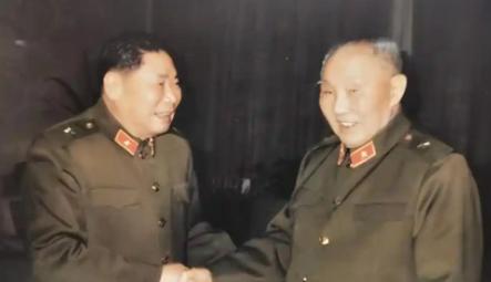 1991年，80岁的杨得志参加老红军聚会。可到了现场，他却迟迟不肯入座。组织者顿