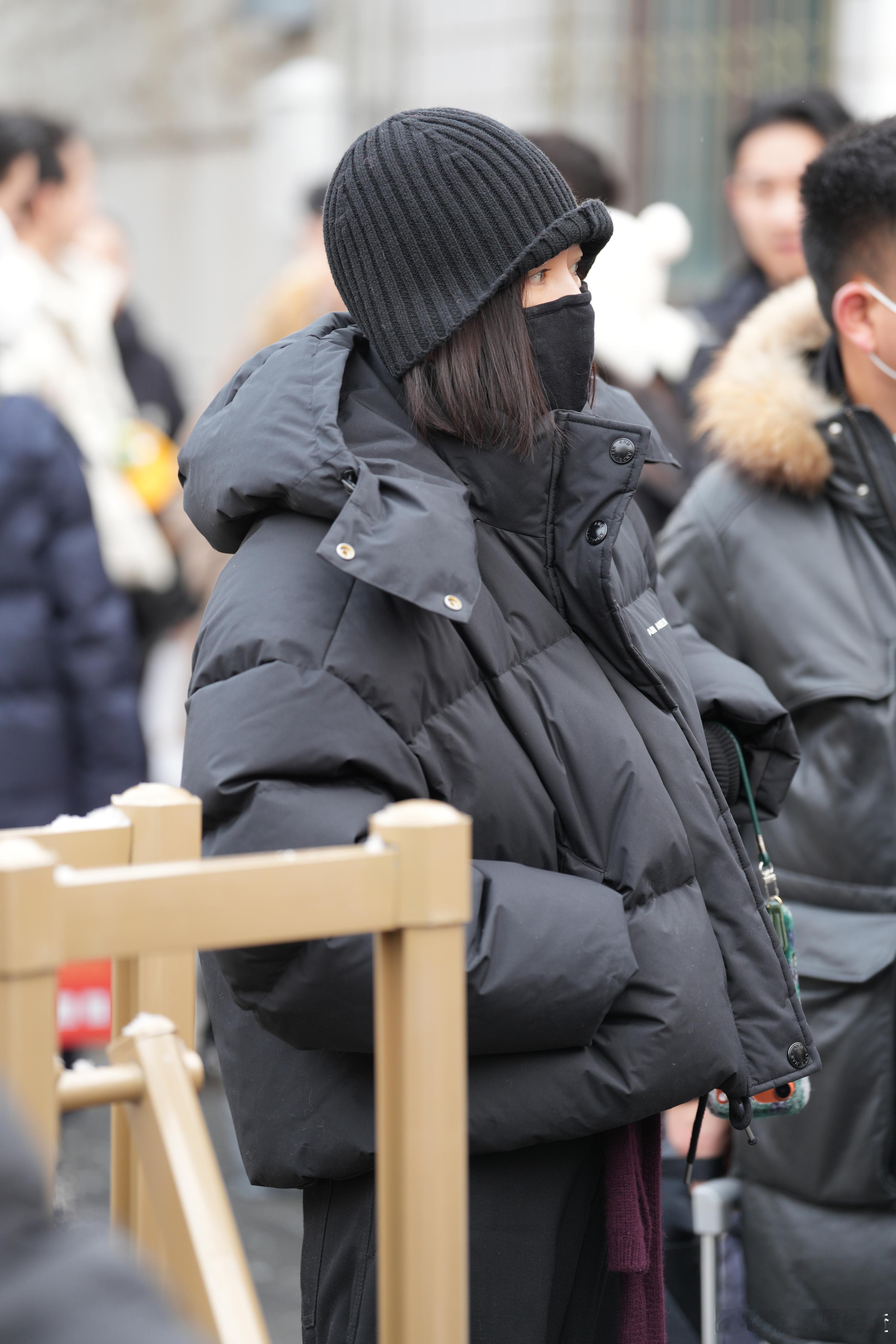 秦岚现身马年春晚彩排 马年春晚首张惊喜路透！秦岚裹黑色羽绒服亮相联排，大雪天依旧