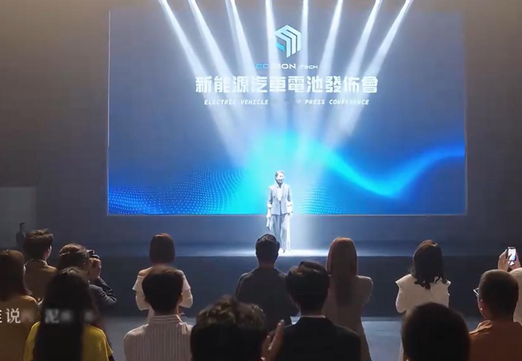 宁德时代持续深耕目前量产的第四代磷酸铁锂电池，在高比能、长寿命、高功率等方面领先