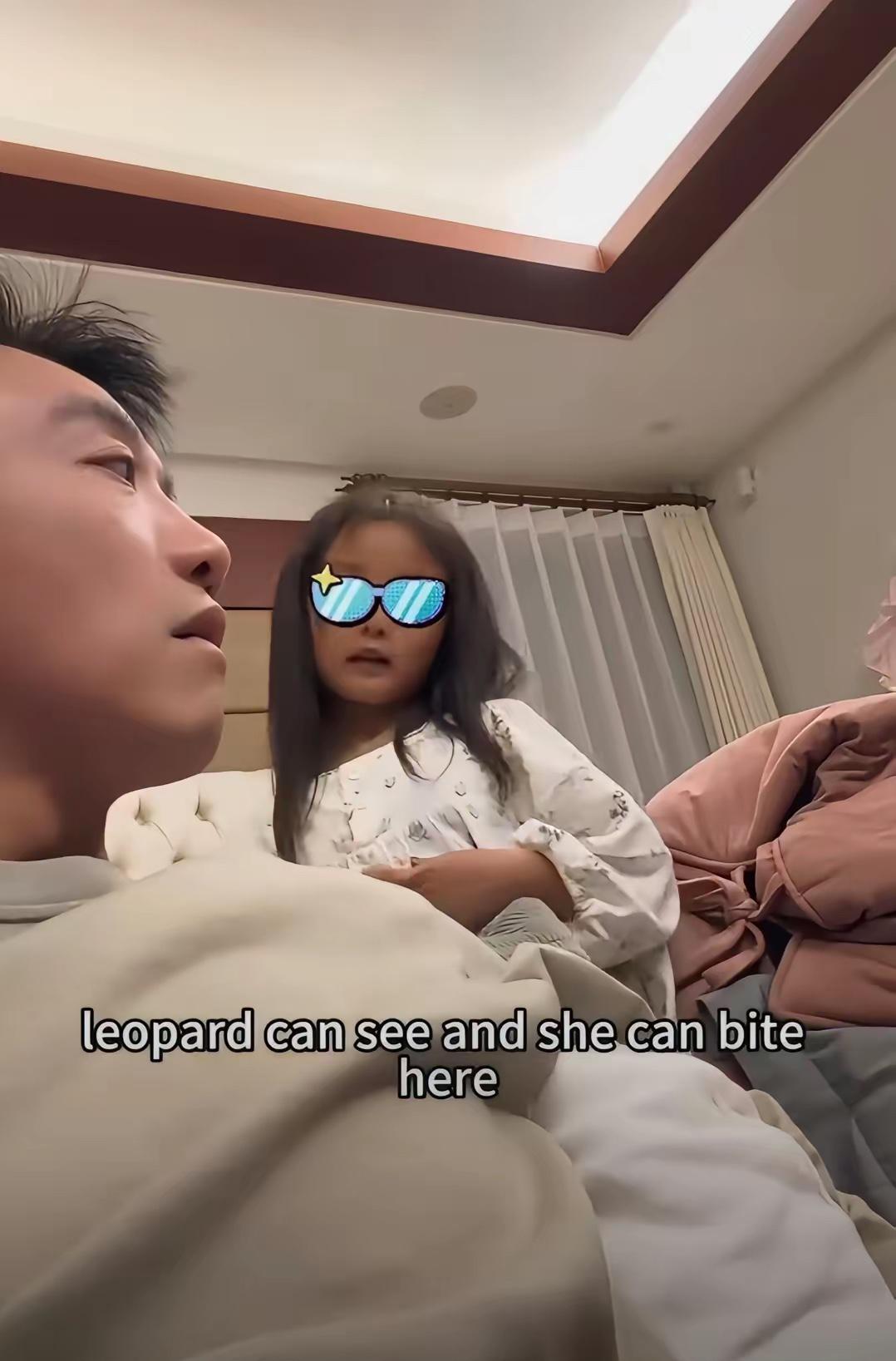我以为郑恺女儿英语好是砸钱请外教。结果看到他家的晚饭规则，我沉默了。
​​视频里