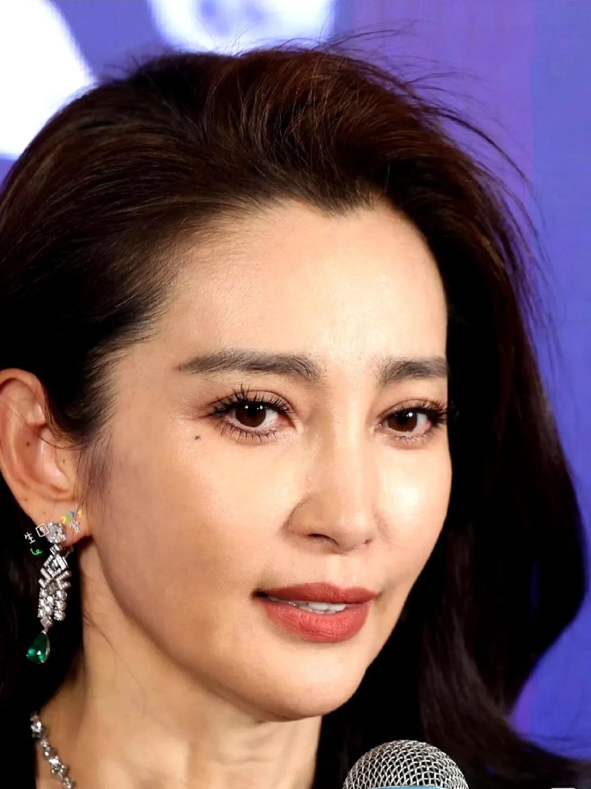 52岁李冰冰怼脸拍。

这才是正常五十多岁保养好的样子，自然美丽，可能有医美但没