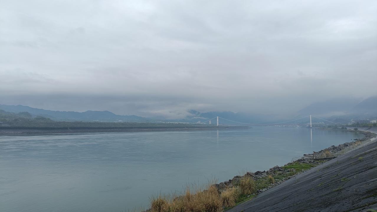 今天雨游三峡大坝，看衔远山，吞长江，浩浩荡荡长江水在西陵峡奔涌而过。
雨过天晴，