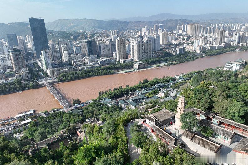 中国西北游相约在兰州正式开启期待已久的西北环线，将旅程的第一站选定金城兰州。这座