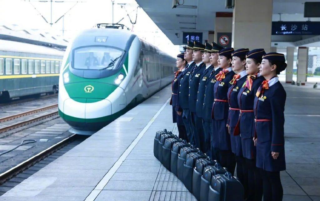 ​​近日
“雷锋号”列车迎来
开行50周年的“生日”
中国铁路广州局集团有限公司