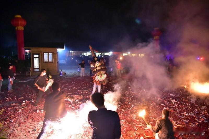 小时候，春节快到的时候，总会买几挂鞭炮。

有小联鞭炮，有二提脚，还有摔炮，哧花