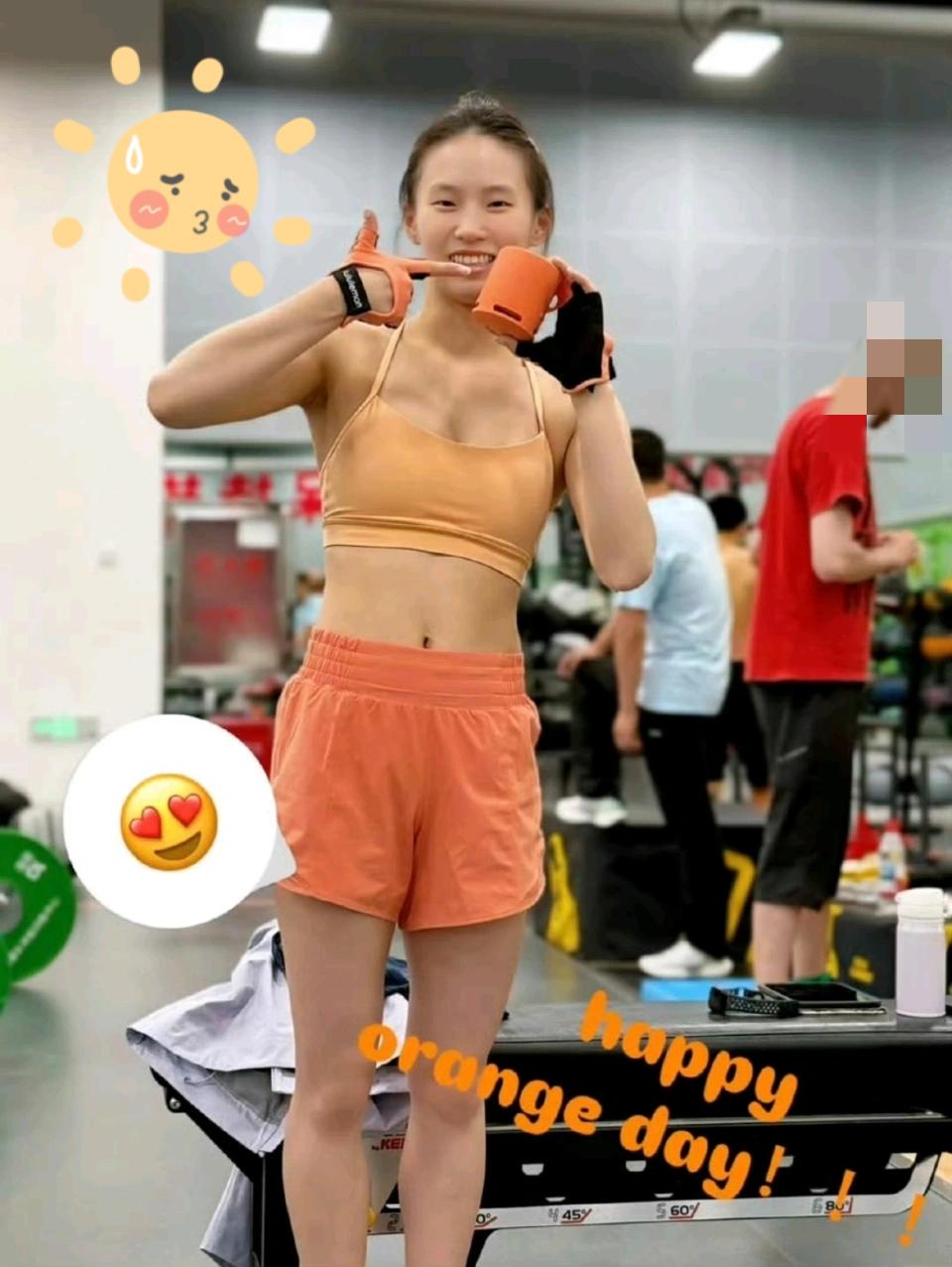 惊爆！
自律与天赋大PK谁能称王？
陈芋汐训练照炸场，橙色运动服超亮眼
清晰腹肌