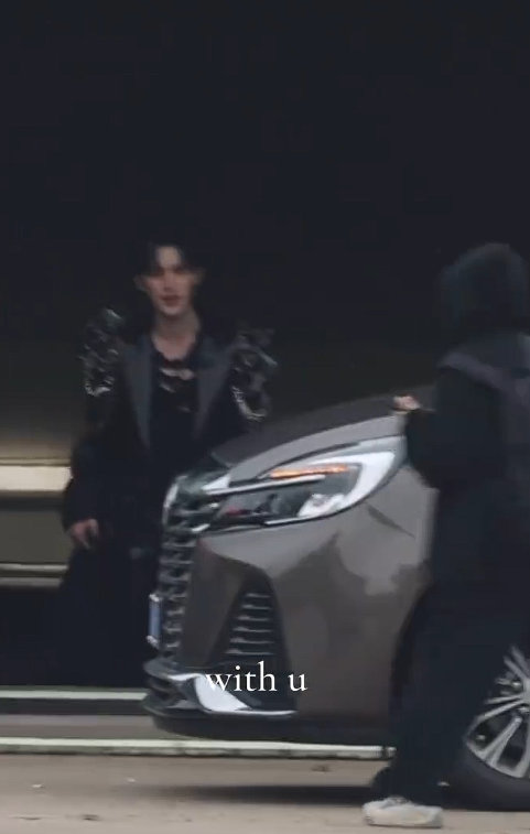 丁程鑫挑染小辫  丁程鑫链条黑大衣重金属范 丁程鑫挑染小辫，谁懂这个链条黑大衣造