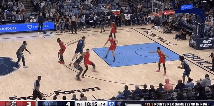 杨瀚森没首发实力！扎克伊迪连续欺负杨瀚森，连进三球欢迎来到NBA




杨瀚森