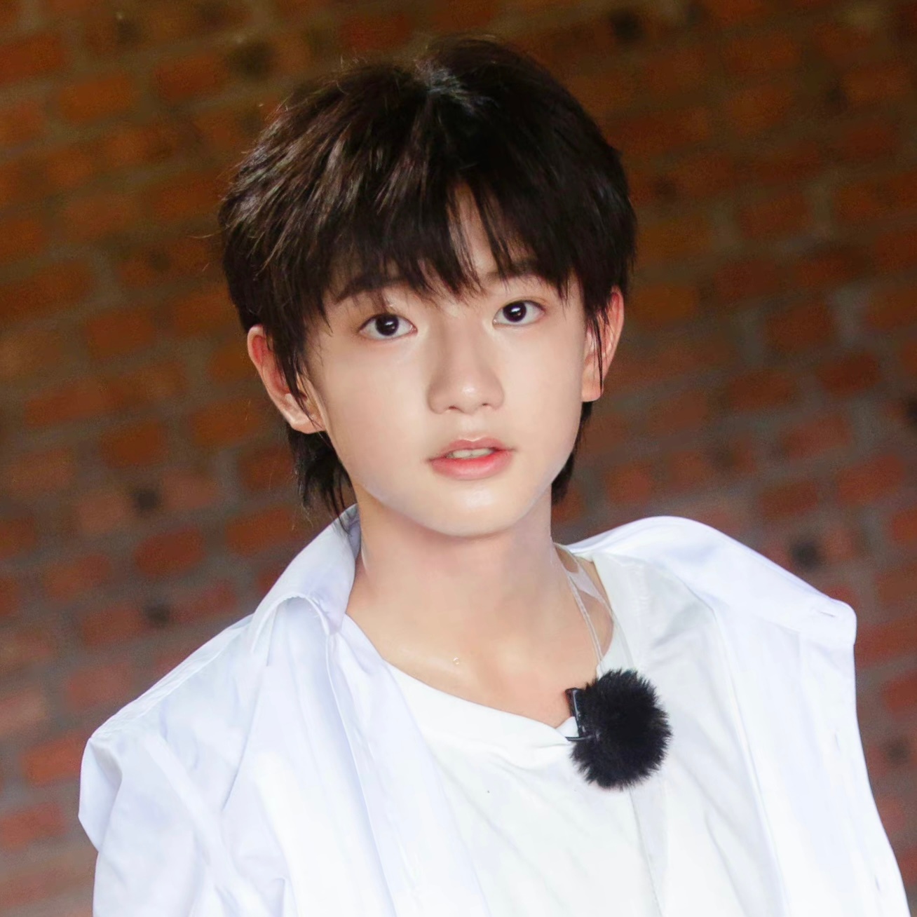 这个发型鬓角和神情很像乡下养猪妹长大了 