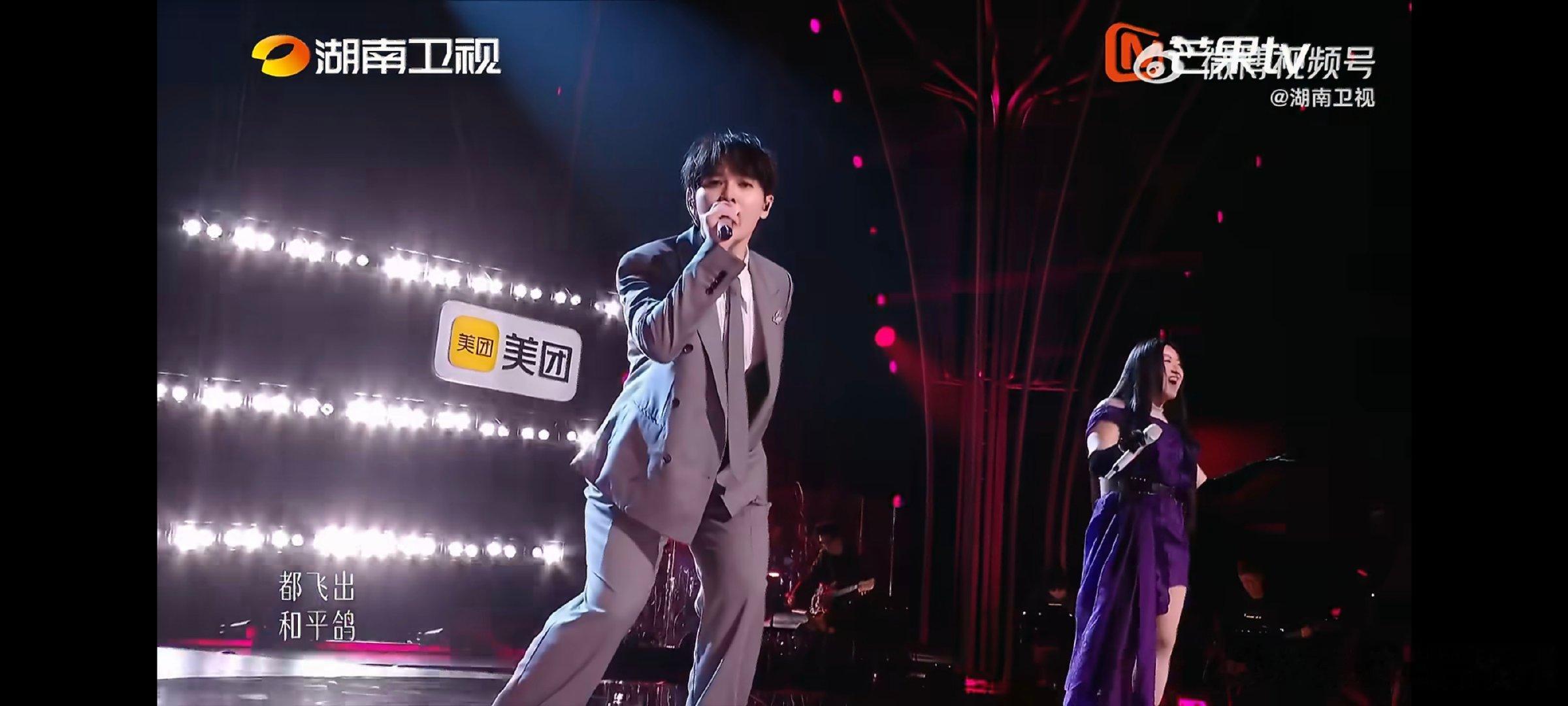 尤长靖锤娜丽莎演我和朋友上综艺两个人默契十足的配合搭配上动感十足的强劲节拍，让这
