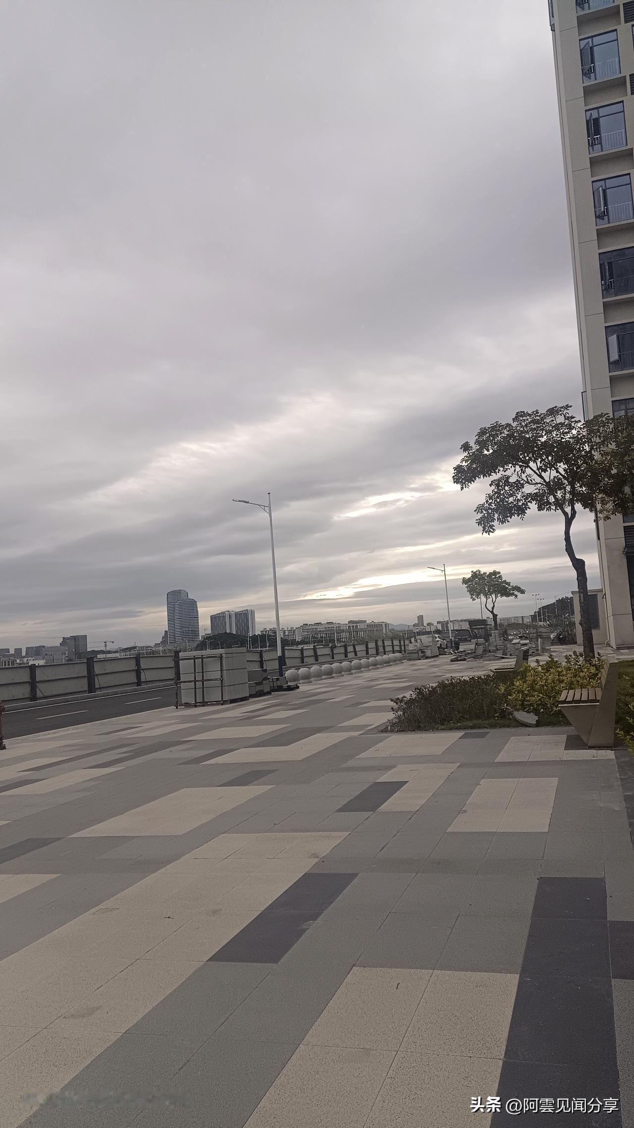 今天下早班了，今天广州又降温又刮风，今天赶紧穿起了外套，有点小冷。天上乌云密布，