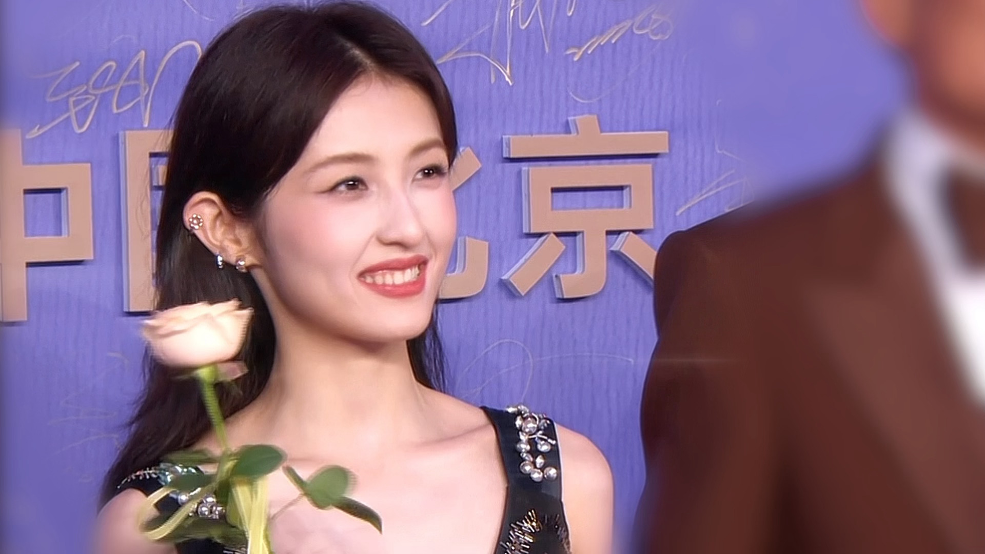 -张子枫 🥰妹妹太萌了，根本憋不住笑～百花奖红毯