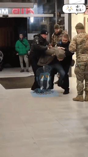 乌克兰征兵办公室和警察密切合作，大冷天的抓到一个人，这可比抓小偷，贩毒，抢劫还要