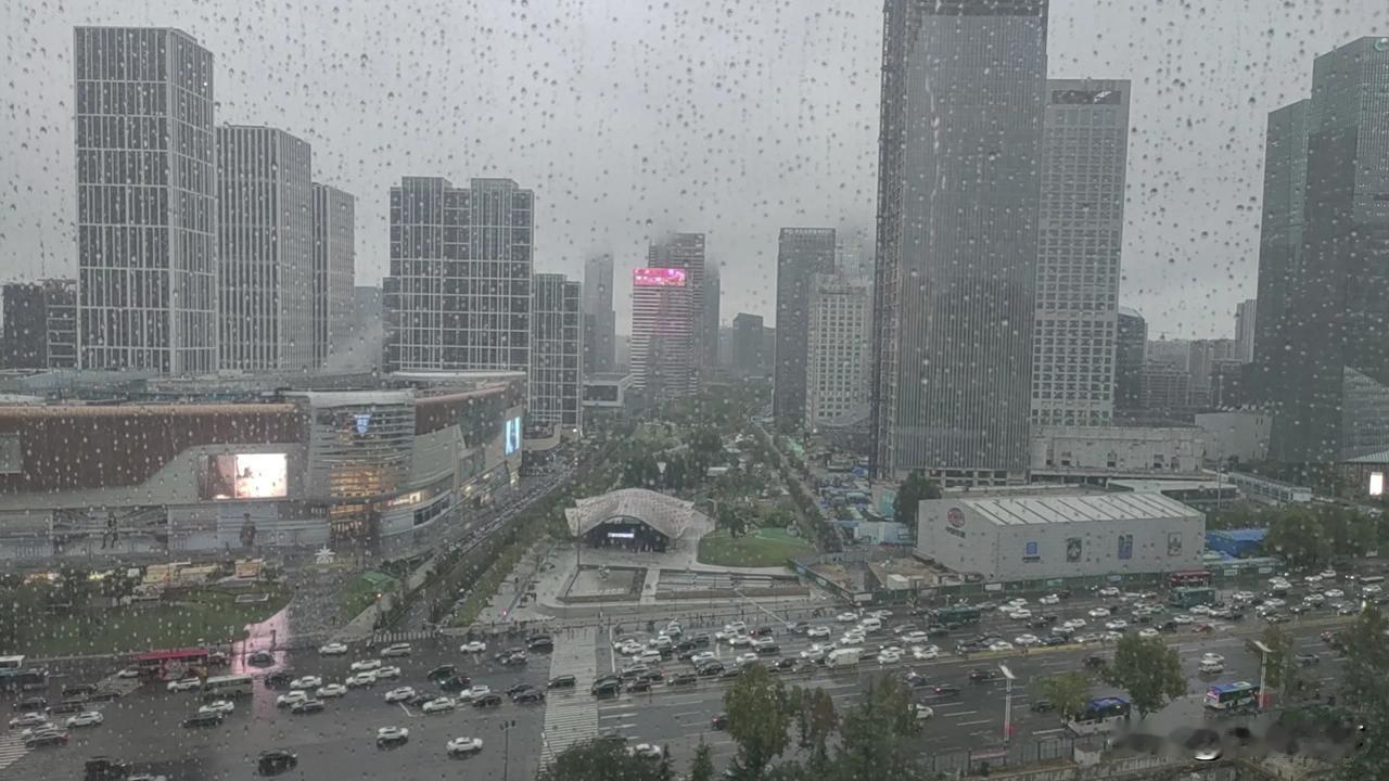 济南CBD
国庆前下了一场雨
温度骤降
2024.9.30