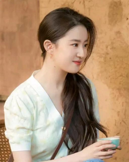 感觉这张刘亦菲的侧颜照比正面照更好看，更有韵味。这温柔的眼神，微微上扬的嘴角。青