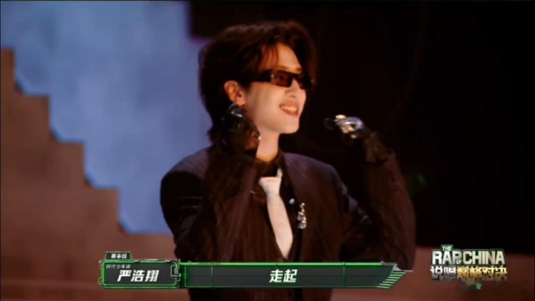 看他听分组时表情刷刷换：哦？嗯？哈？行——观众在底下笑得更欢因为他每个小表情都好