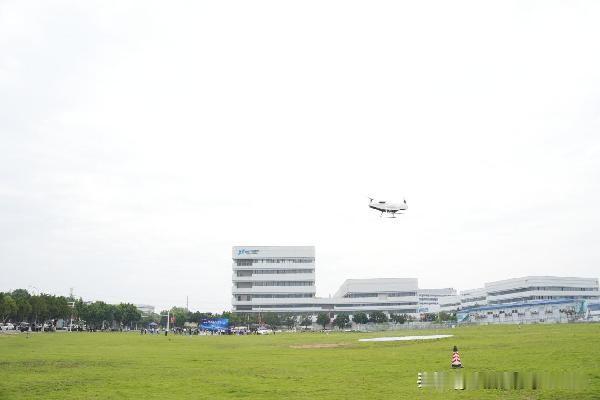 广西洪灾救援无人机变有人机

7月6日，广西横州云表镇。

一辆槽罐车被困在滔滔