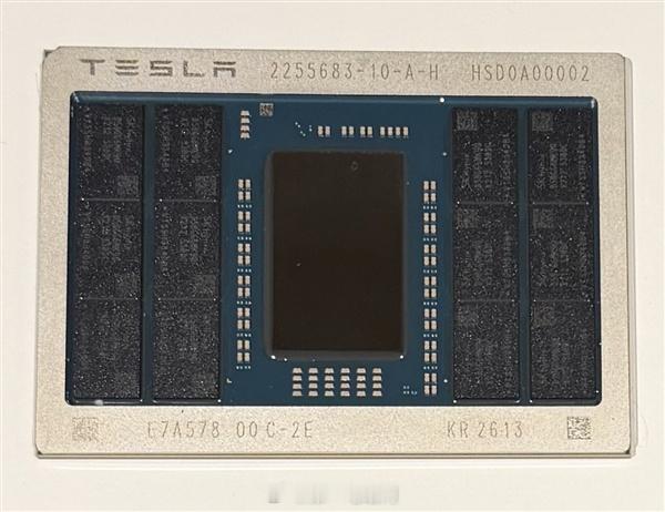 特斯拉AI5 芯片流片成功了，马斯克首次公开了芯片实物照片AI5芯片中间是一块大
