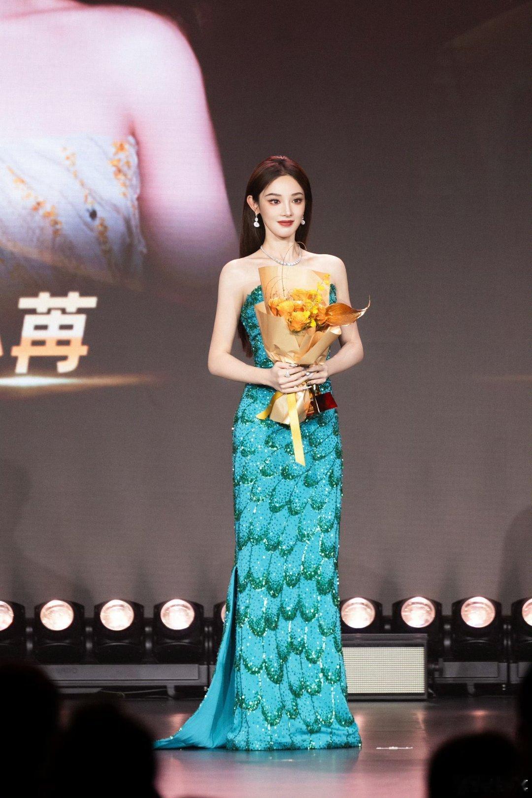 彭小苒恭喜杨老师和我自己彭小苒你们的目光提醒我保持清醒 新的一年希望小苒能创作更