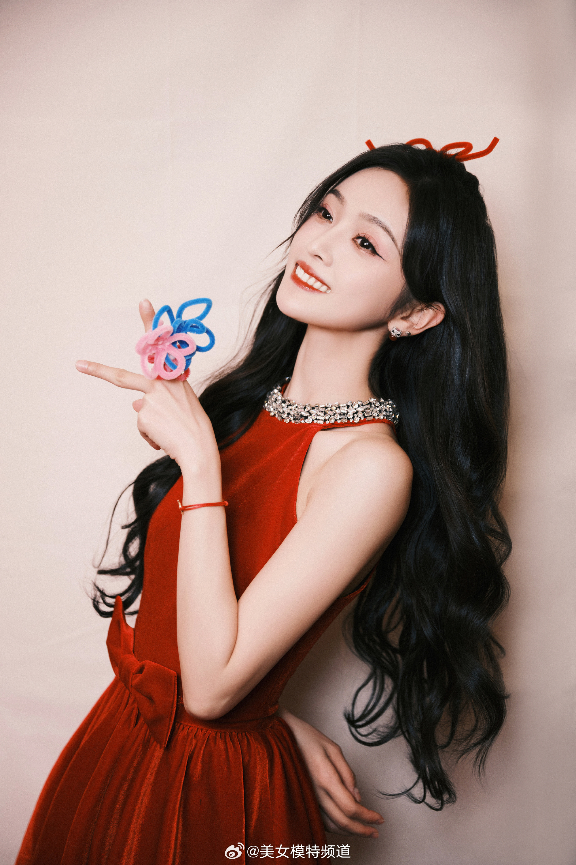 吴宣仪红裙子好甜好美 
