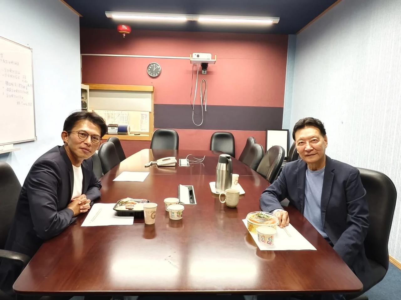 少康今（11日）在脸书发文指出：「蓝白合则两利，分则两害。」

媒体朋友关心我昨