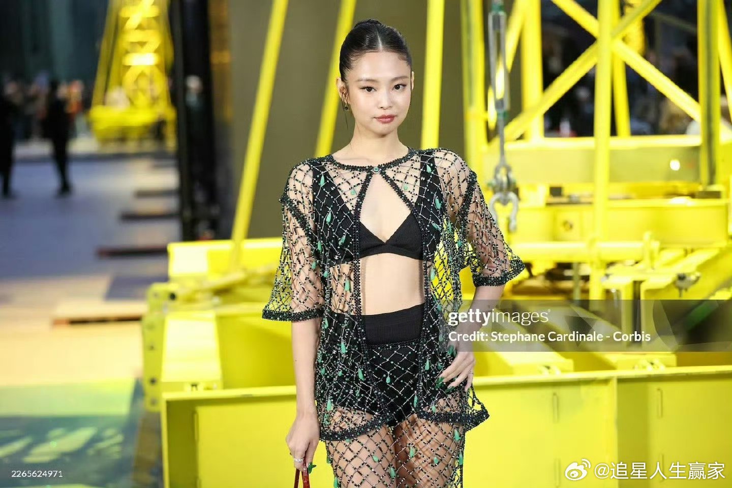Jennie镂空透视装Jennie香奈儿看秀造型来啦～镂空透视装➕大光明盘发，这