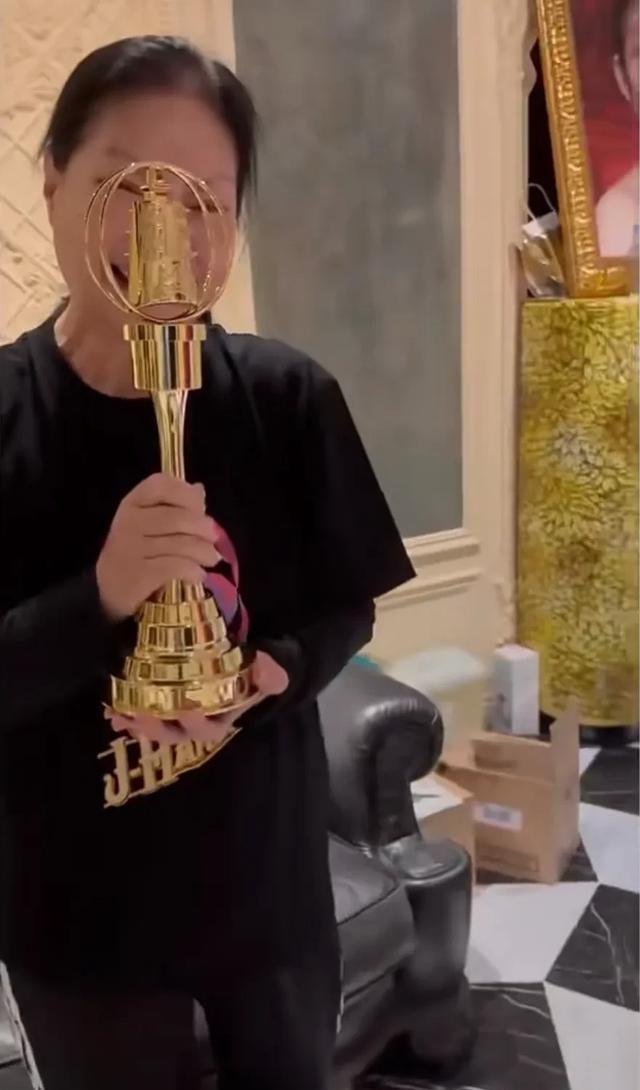 一个金钟奖奖杯，真能填补丧女之痛吗？12月10日，小S送奖杯给S妈的视频意外曝光