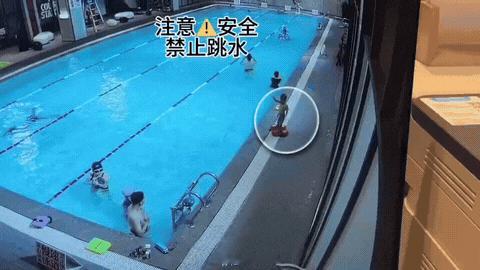 室内游泳，

一小孩脱了游泳圈还是什么下水，

这时你明白救生员的重要性了吧？