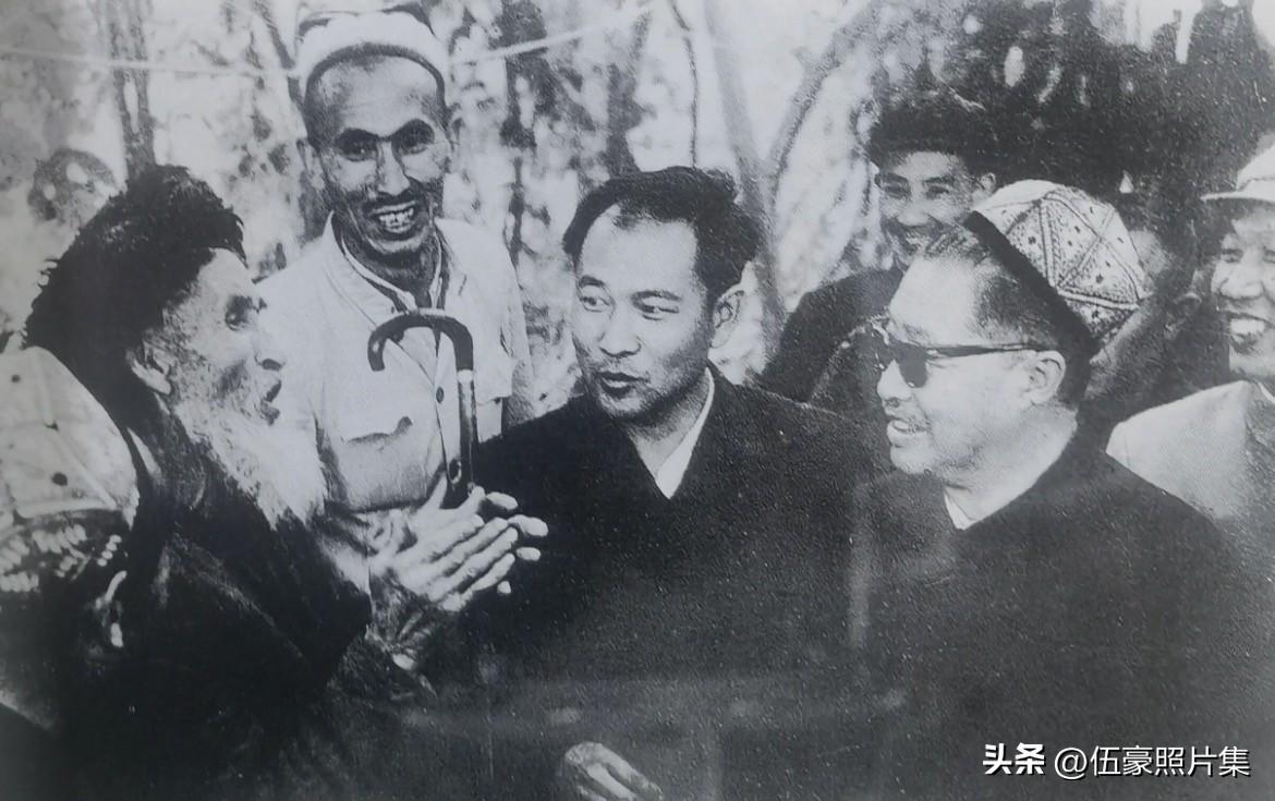 1965年9月，贺龙率中央代表团参加新疆维吾尔自治区成立10周年庆祝活动期间，将