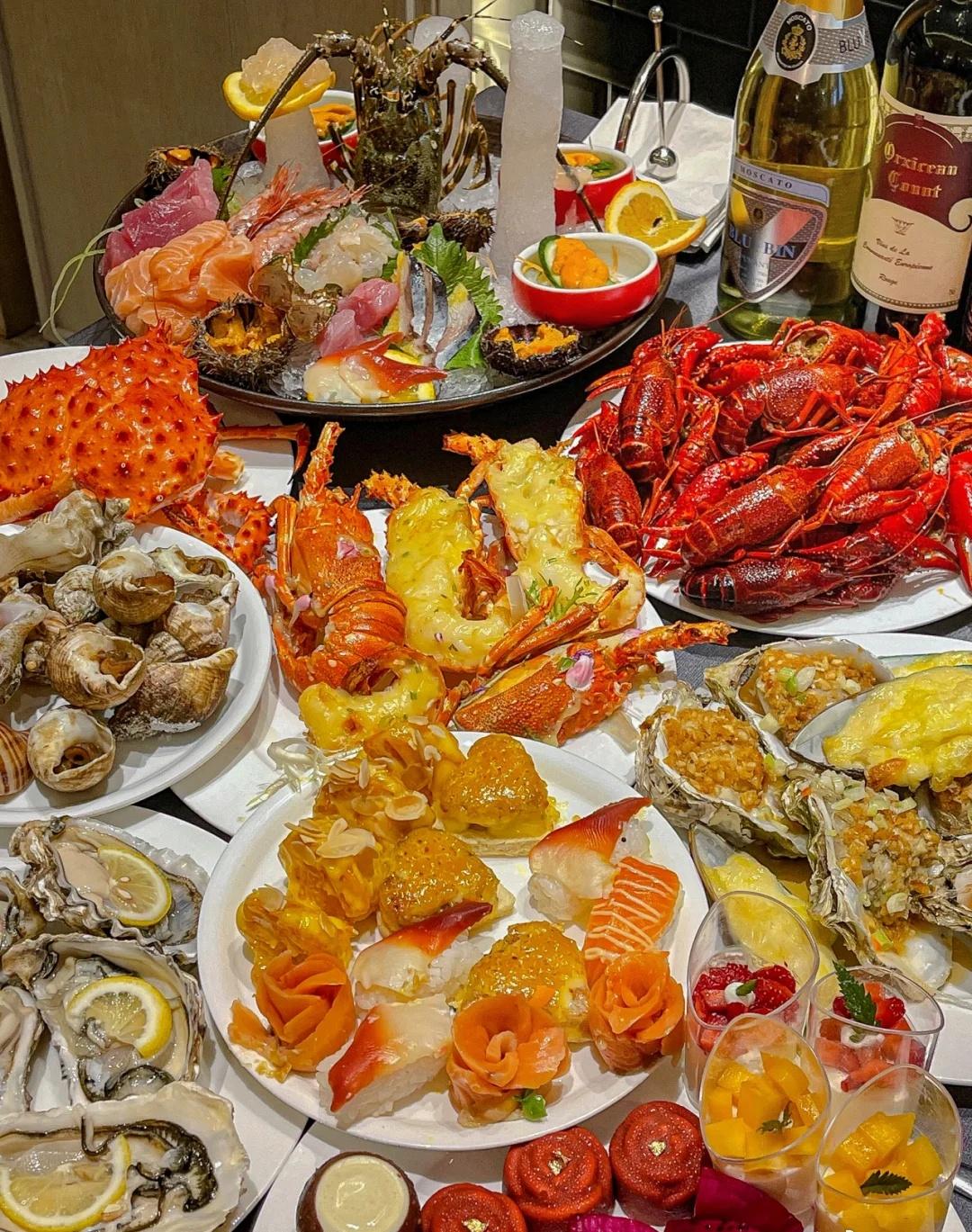 AI就像把海鲜自助全免费了，人人都可以进去嗨一顿。
但你饭量小，进去吃俩虾就饱了