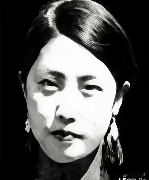 三枪摆倒门口三个哨兵。一脚踹开门，冲进去。
这就是赵伊兰，为杨靖宇将军报仇的那个