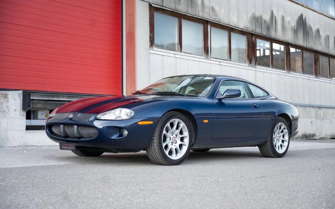 1998年，Jaguar XKR 正式问世，作为X100世代中的性能旗舰，它以优